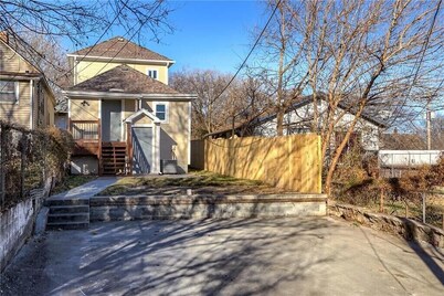 Rustic 2 Story w/ Downtown Views & Private Parking
