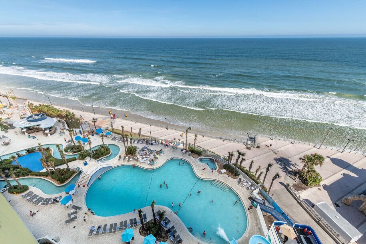 Innendørsbasseng og et oppvarmet basseng