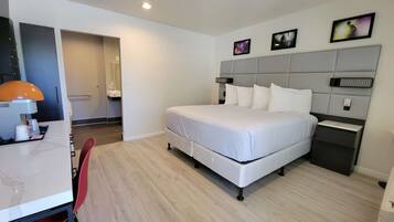 Huone, 1 suuri parisänky, esteetön, tupakointi kielletty | Työpöytä, silitysrauta/-lauta, vuodevaatteet