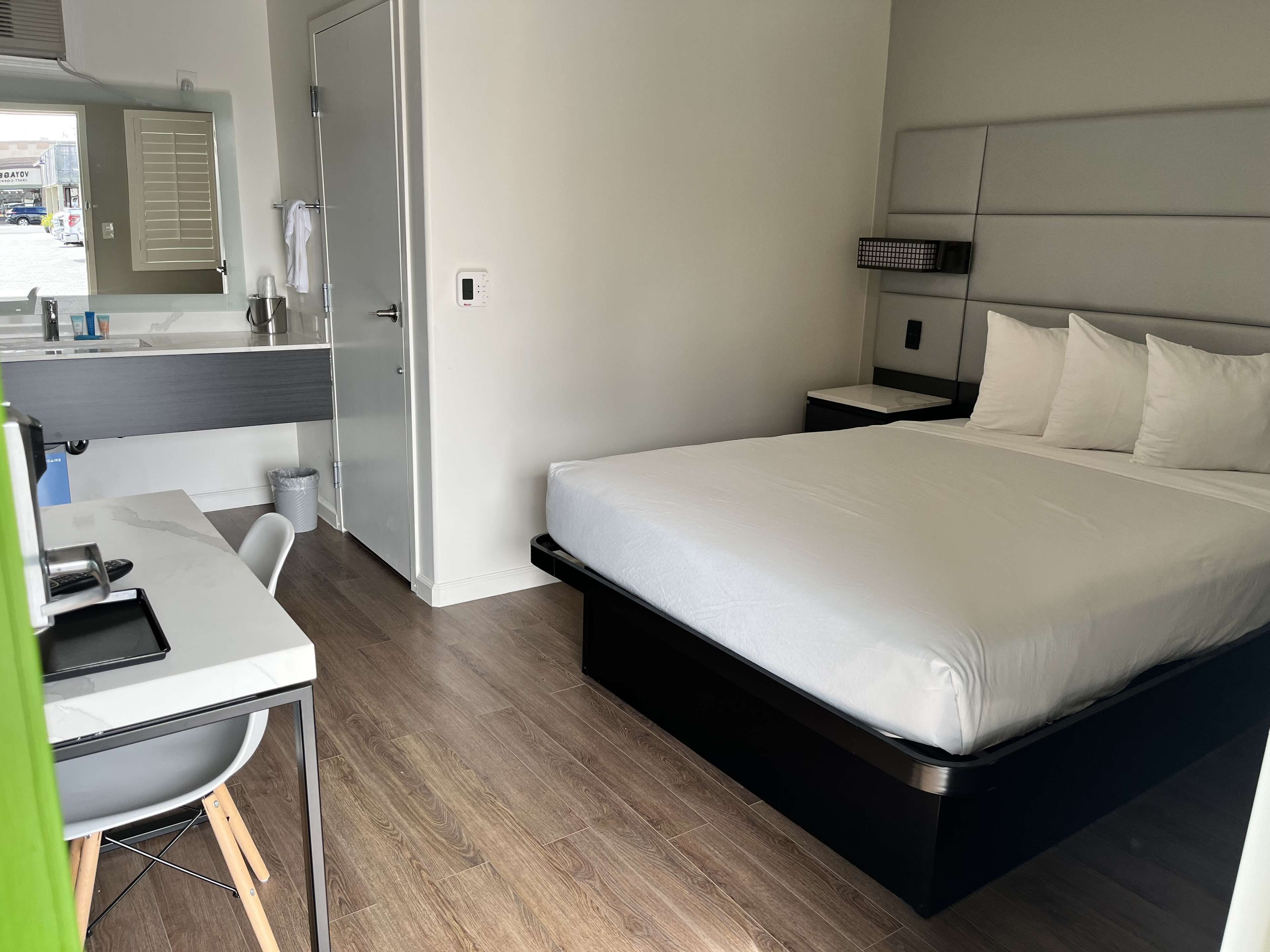 room, 1 queen bed, non smoking | desk, iron/ironing board, bed sheets