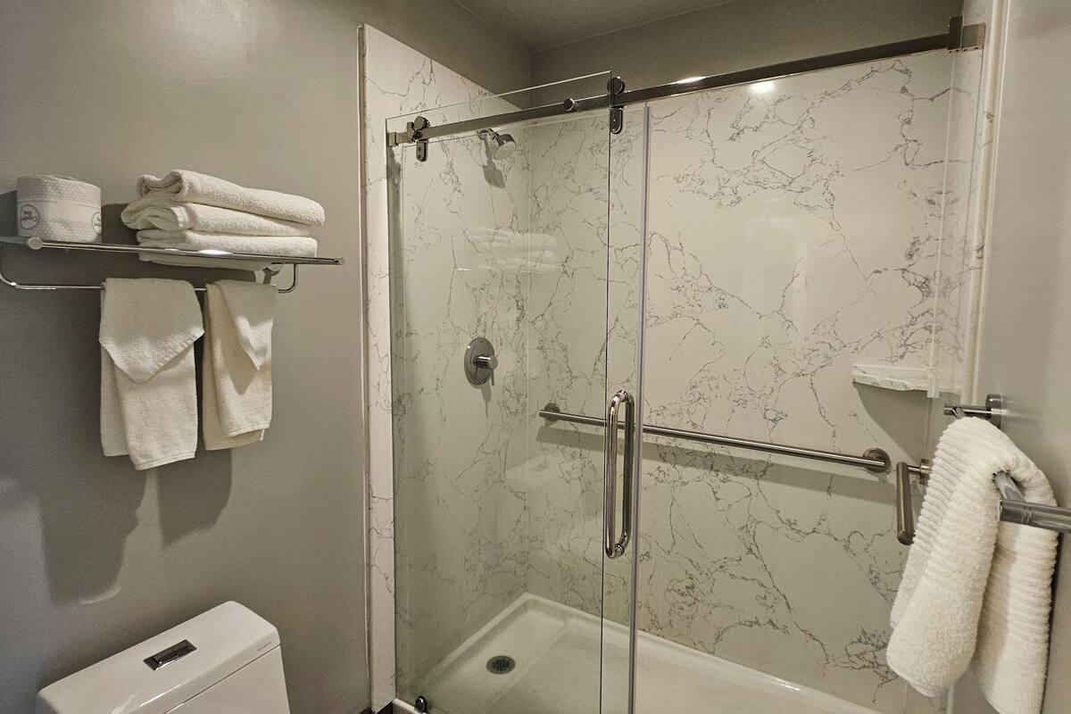 combined shower/bathtub, rainfall showerhead, free toiletries