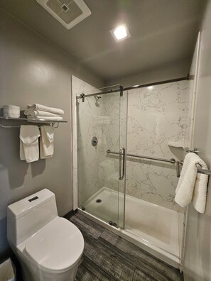 Combined shower/tub, rainfall showerhead, free toiletries, hair dryer - Signature Inn Santa Clara (Santa Clara)