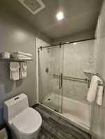 Bañera con ducha, cabezal de ducha tipo lluvia