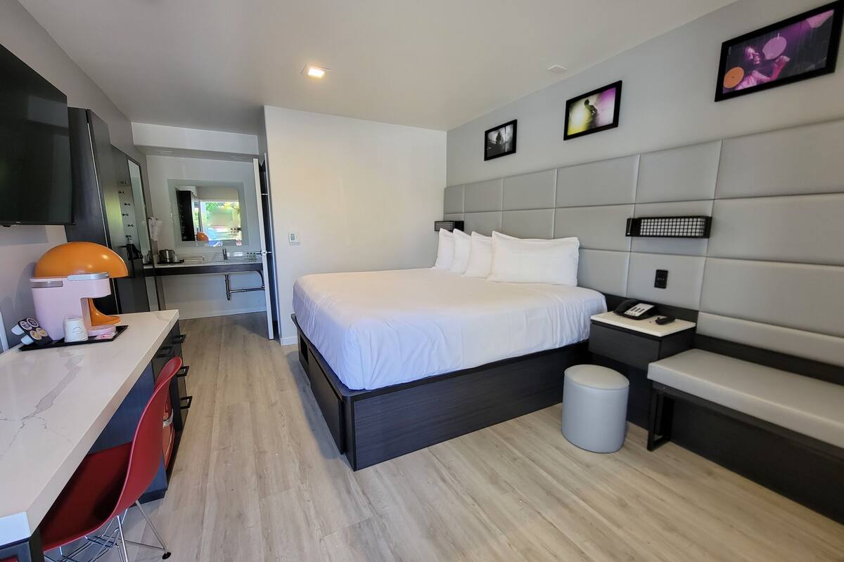 room, 1 king bed, non smoking | desk, iron/ironing board, bed sheets