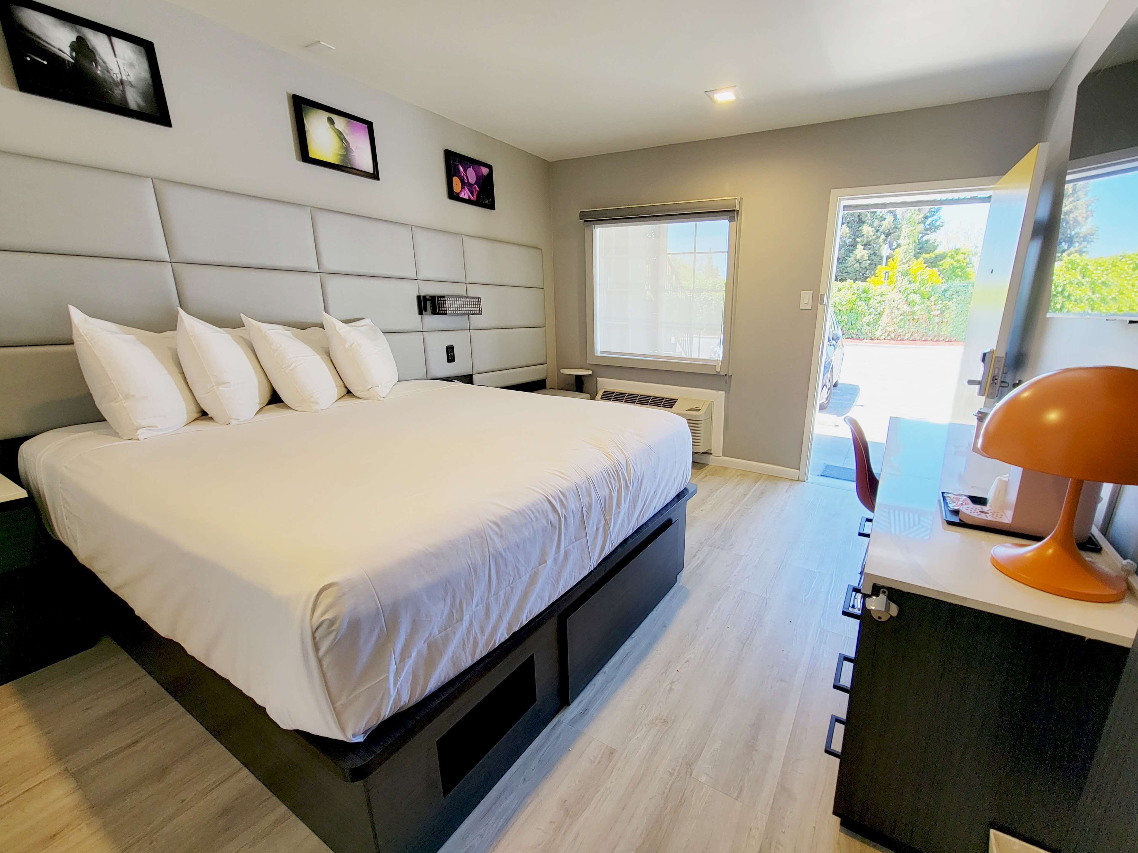 room, 1 king bed, non smoking | desk, iron/ironing board, bed sheets