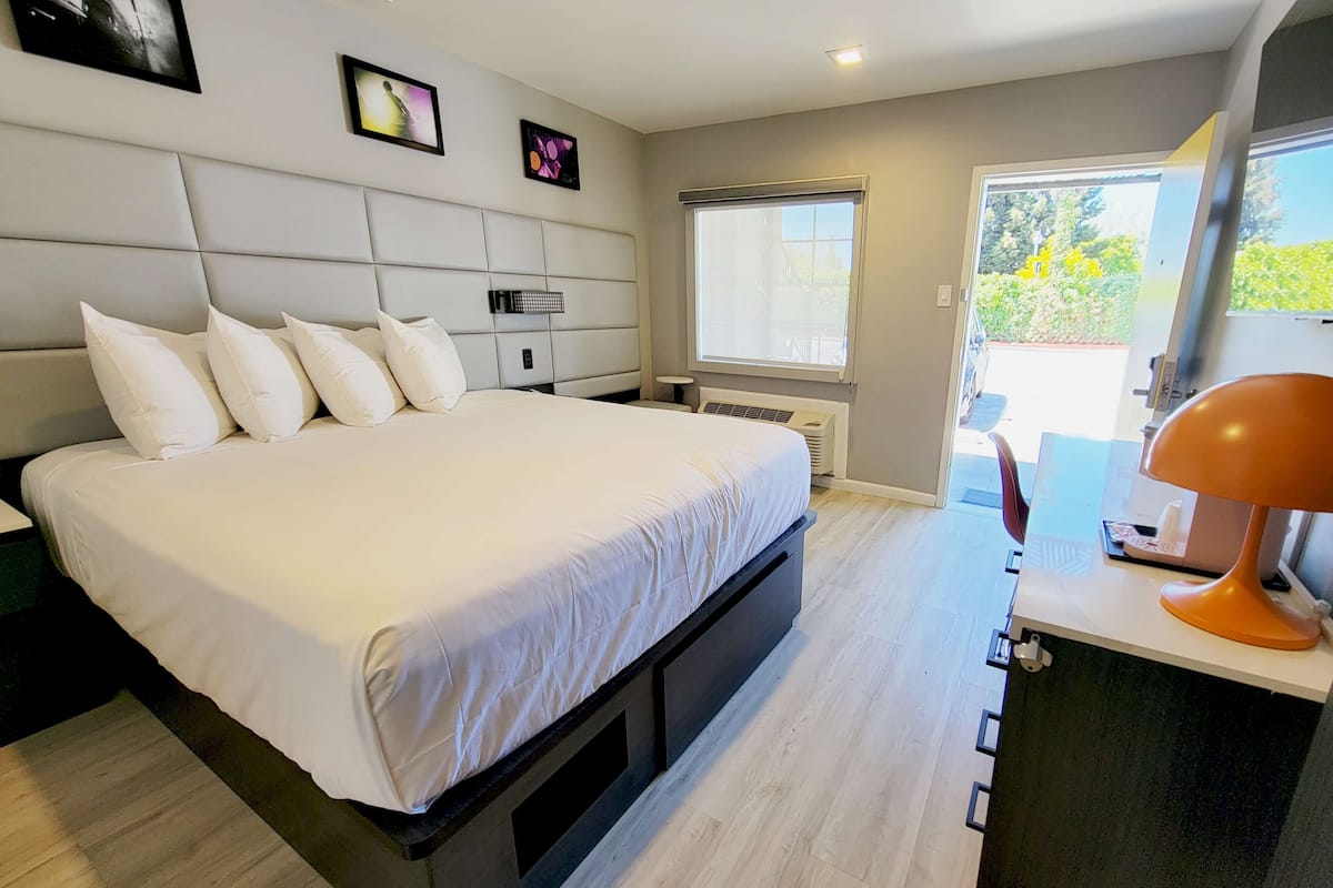 room, 1 king bed, non smoking | desk, iron/ironing board, bed sheets