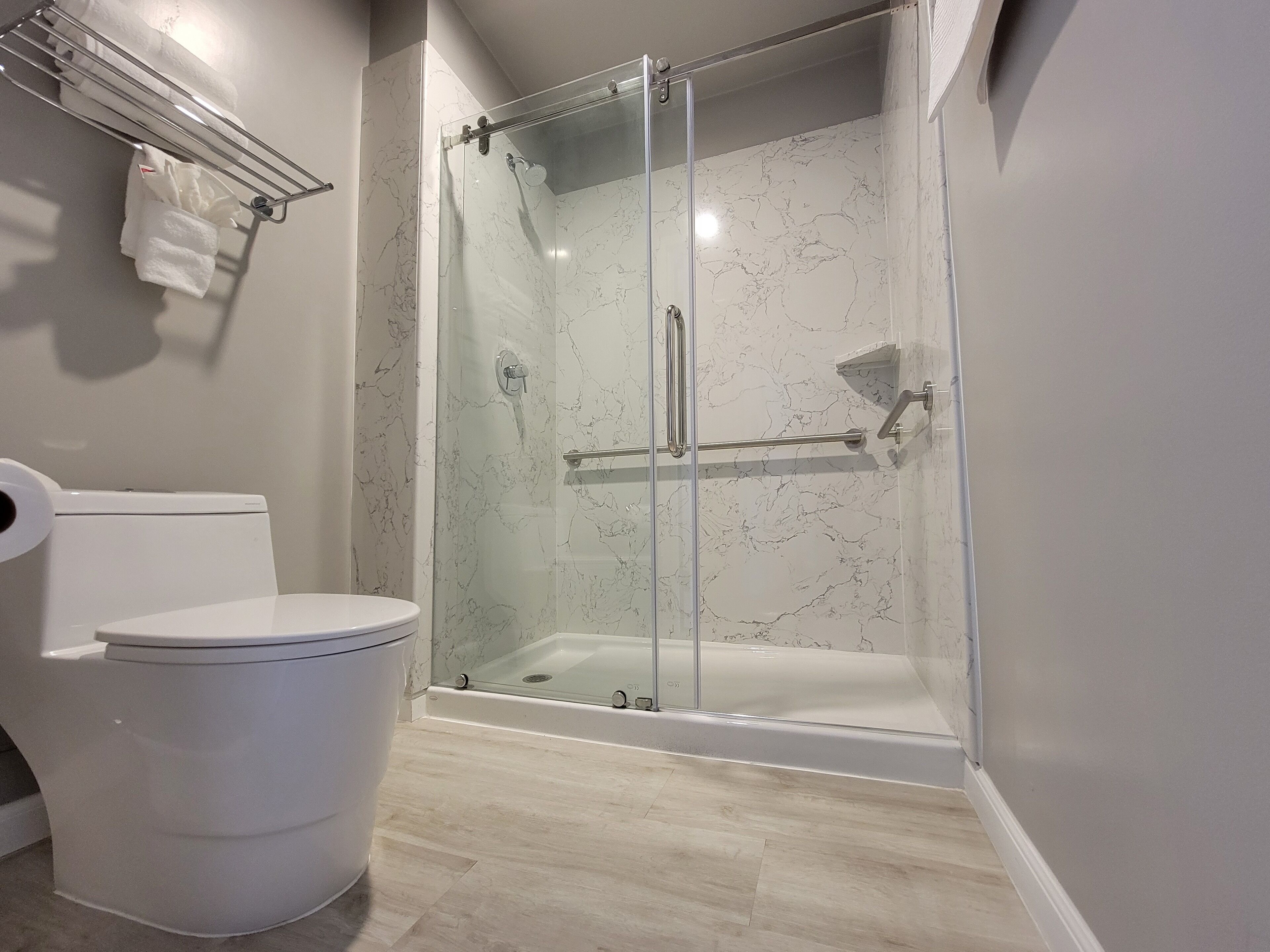 combined shower/bathtub, rainfall showerhead, free toiletries