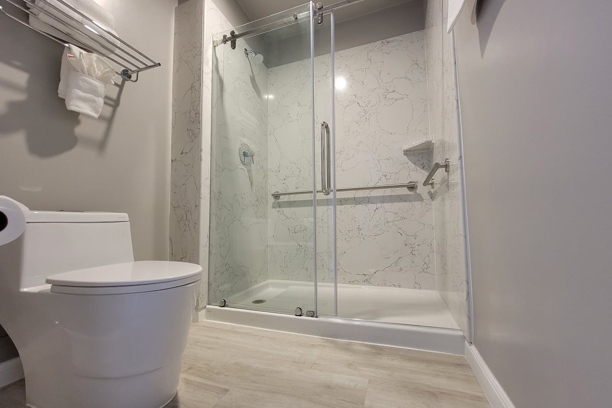 combined shower/bathtub, rainfall showerhead, free toiletries