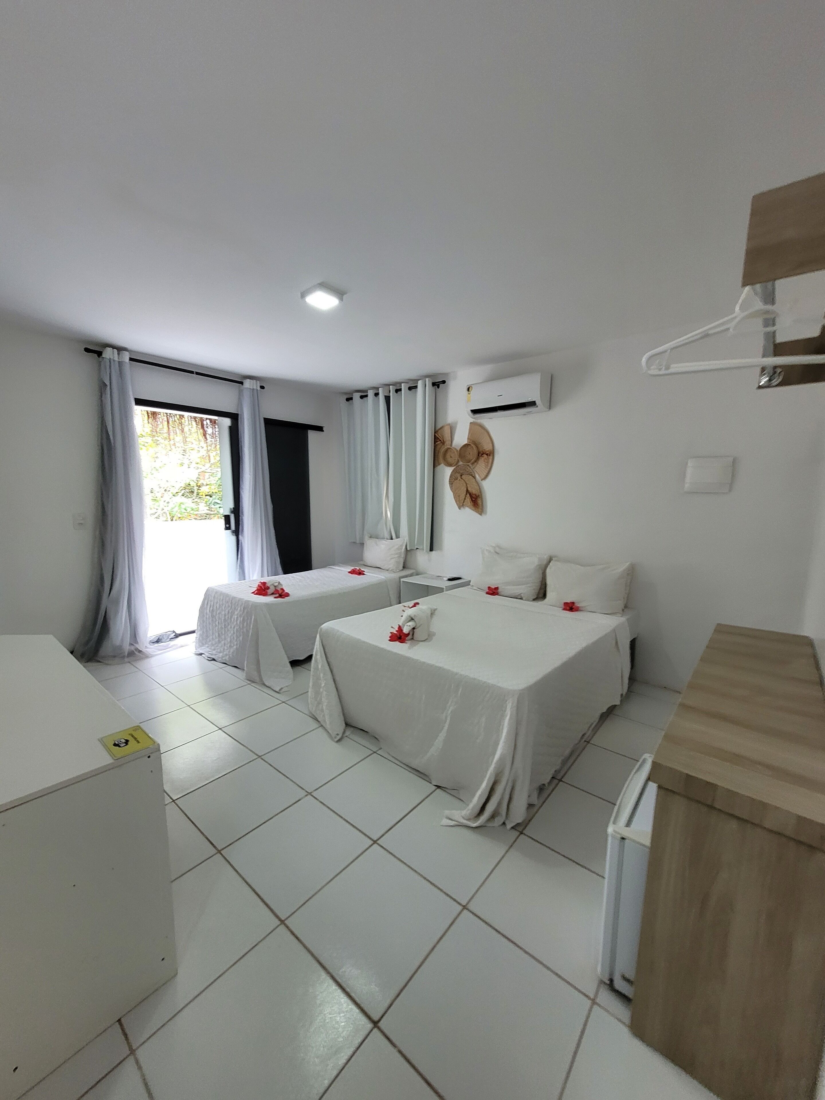 Quarto triplo superior, sacada, vista para a piscina | Frigobar, Wi-Fi de cortesia