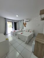 Superior-herbergi fyrir þrjá - svalir - útsýni yfir sundlaug | Míníbar, ókeypis þráðlaus nettenging