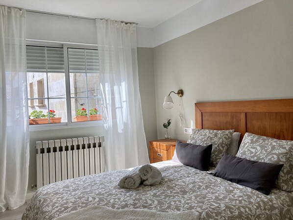 2 bedrooms, iron/ironing board, free WiFi, bed sheets