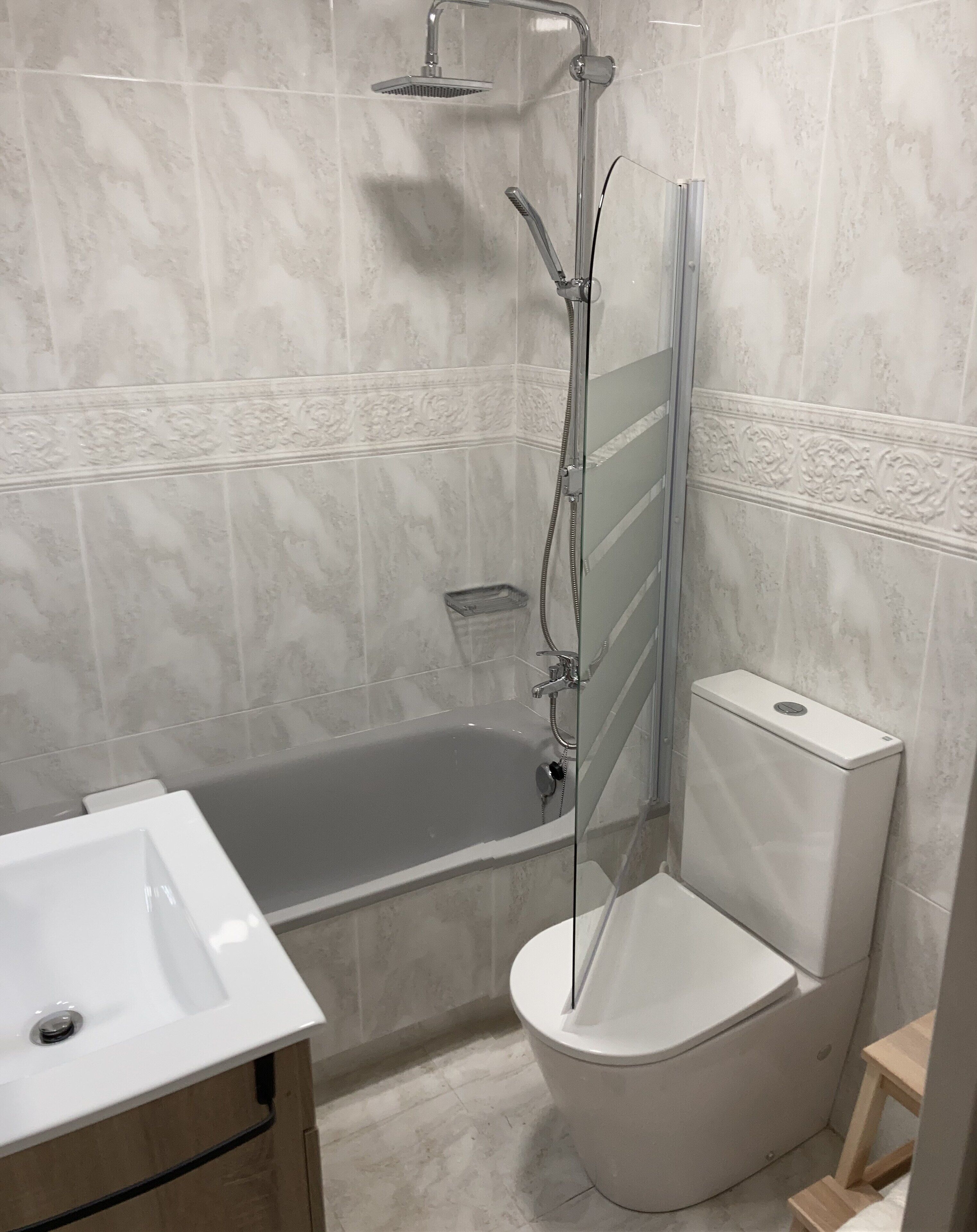Ensemble douche/baignoire, sèche-cheveux, serviettes fournies, savon