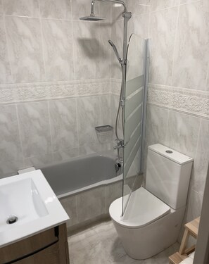 Ducha y bañera combinadas, secador de pelo, toallas y jabón