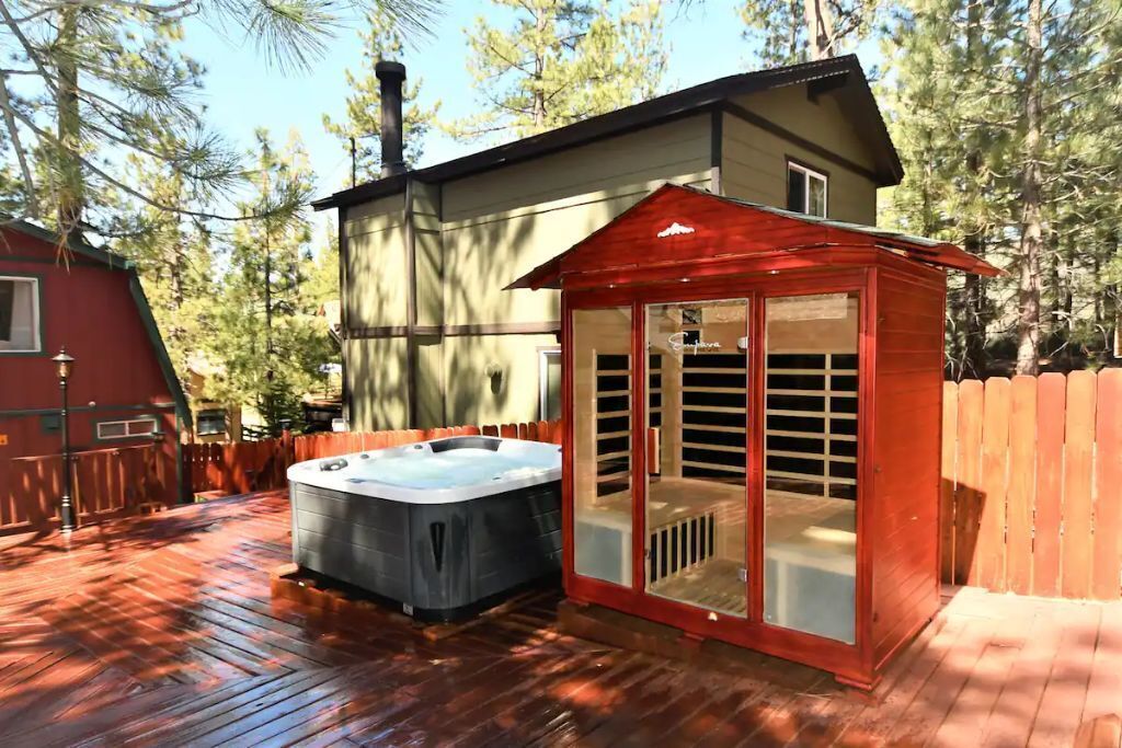 Mei's Cabin-Sauna Jacuzzi, Children's playground