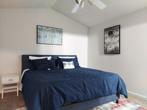 4 Schlafzimmer, hochwertige Bettwaren, Schreibtisch