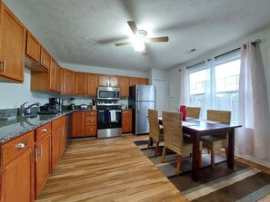 ثلاجة، ميكروويف، فرن، موقد طهي مسطح