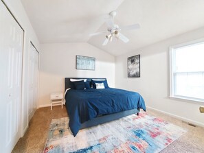 3 عدّة غرف نوم وأغطية فراش متميزة ومكتب ومكواة/لوح كي