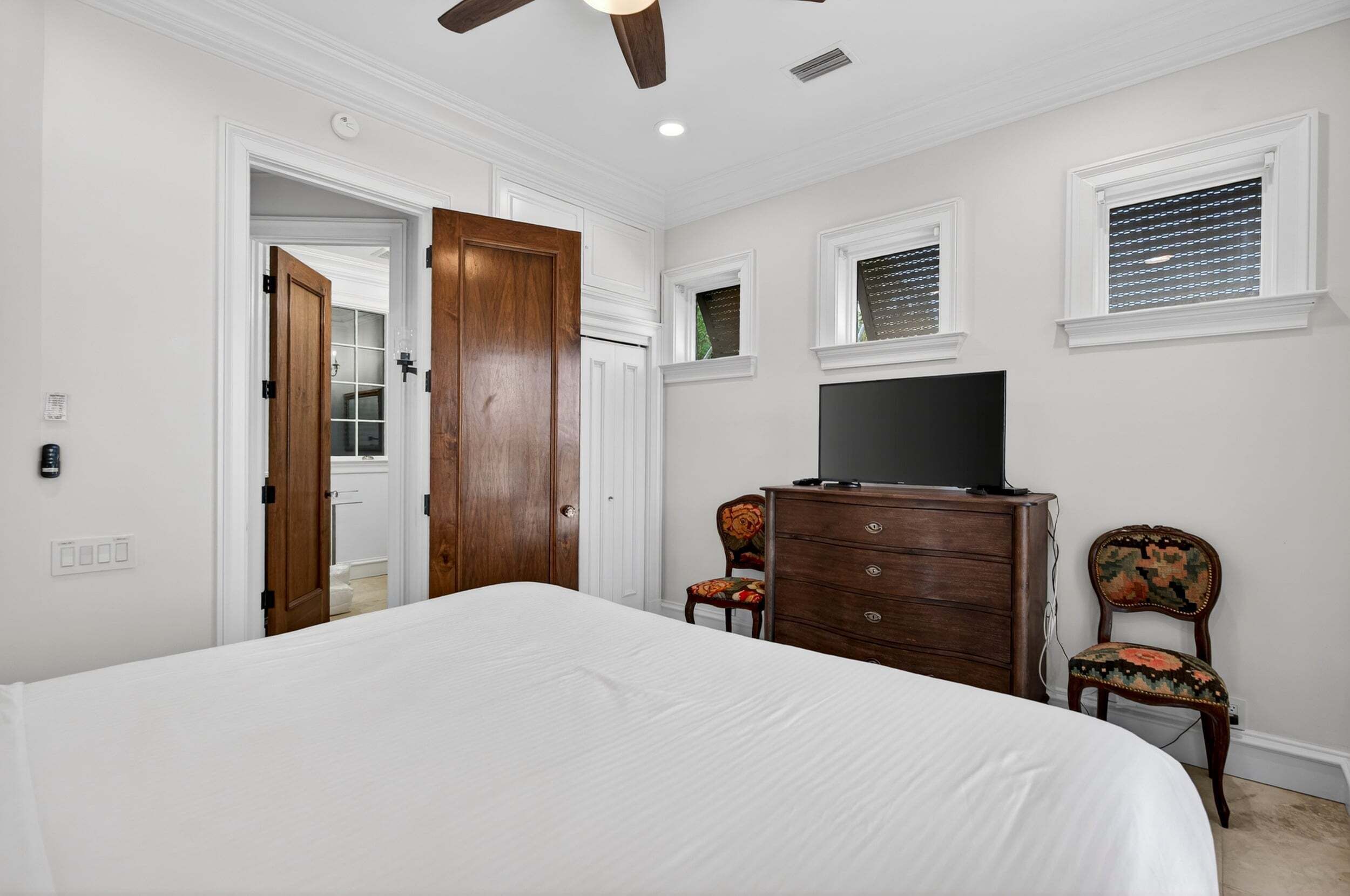 5 bedrooms, free WiFi, bed sheets