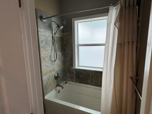 Combined shower/tub, hair dryer, towels