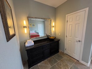 Combined shower/tub, hair dryer, towels