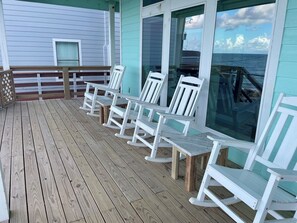 Terrace/patio - BEACHFRONT, spacious, & family-friendly (Freeport)