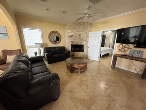 Smart TV - BEACHFRONT, spacious, & family-friendly (Freeport)