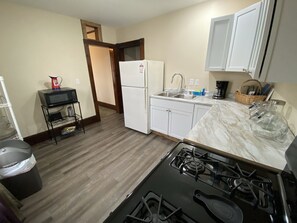 Een koelkast, een magnetron, een oven, een kookplaat