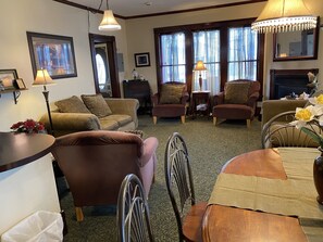 Een televisie en een open haard