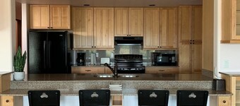 Santa Fe Style Custom Home - Hot Tub, Gorgeous View at Desert Edge!