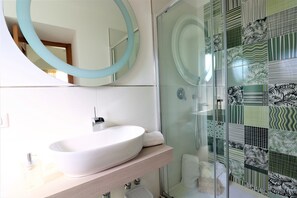 Deluxe Apartment | Bathroom | Shower, towels - Mary's Apartments (Massa Lubrense)
