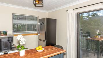 Full-size fridge, microwave, oven, coffee/tea maker