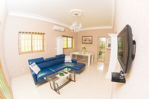 Smart TV - Air-conditioned 2-bedroom apartment with living room (Lome)