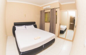 2 bedrooms, iron/ironing board, free WiFi, bed sheets - Air-conditioned 2-bedroom apartment with living room (Lome)
