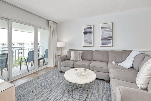 Beach Club 418, Top-Floor St. Simons Ocean View Condo with Pool, Hot Tubs and Beach Access