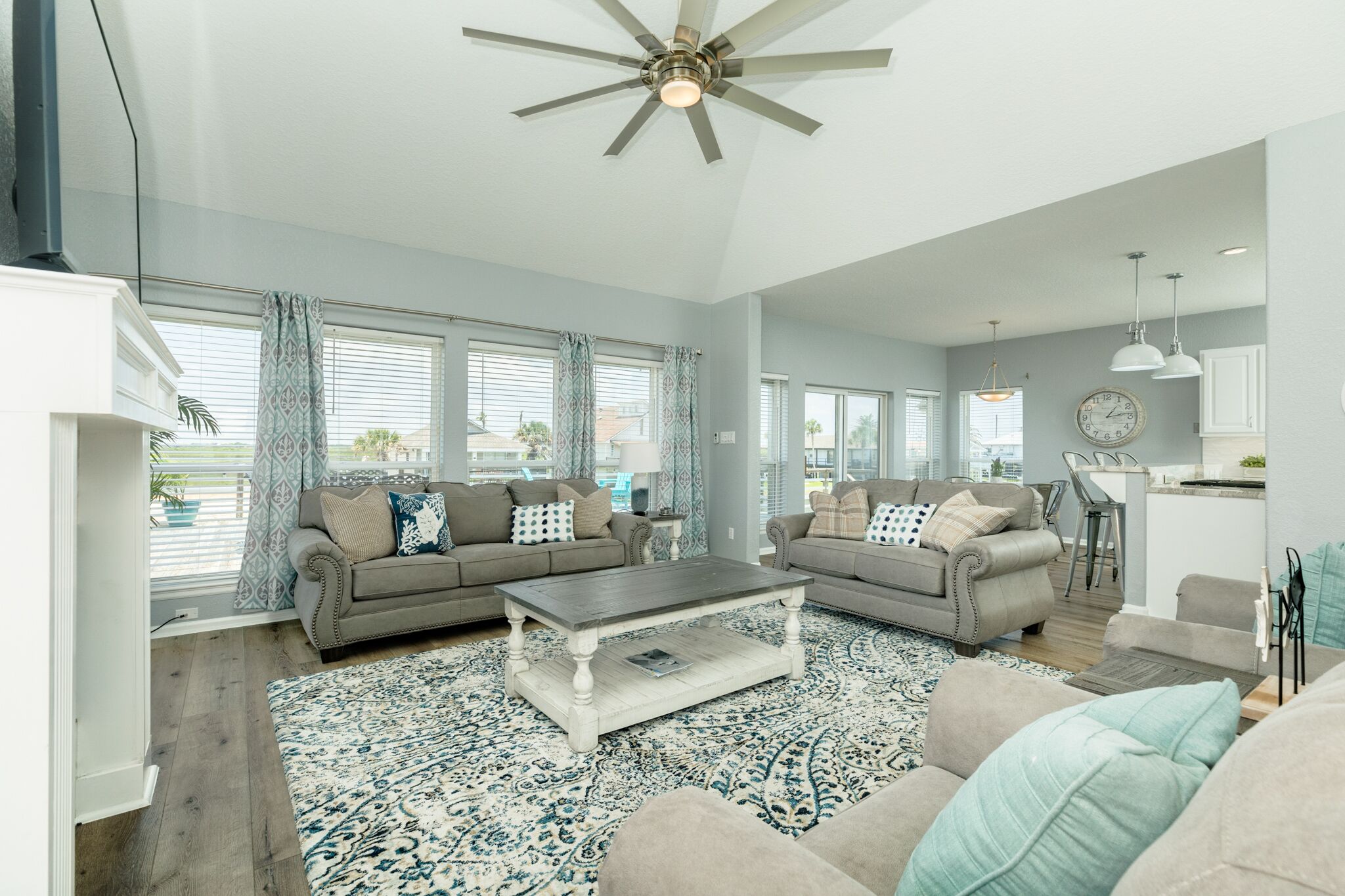 Smart-TV, Kamin, DVD-Player