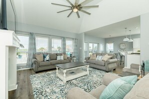 تلفزيون ذكي، مدفأة، مشغل دي في دي