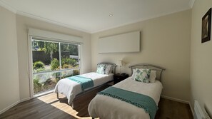 3 bedrooms, iron/ironing board - Sandpiper 10 - Close to Town and Beach (INVERLOCH)