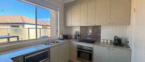 Geladeira, fogão, cooktop, lava-louças