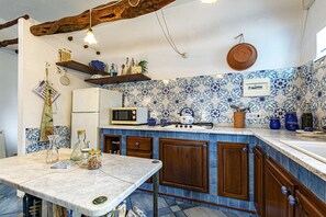 Réfrigérateur, micro-ondes, plaque de cuisson, lave-vaisselle