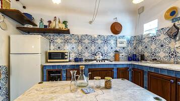 Frigorifero, microonde, piano cottura, lavastoviglie