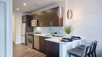 Luxury Apartment | Private kitchen | Full-sized fridge, microwave, oven, stovetop
