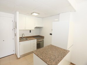 Jääkaappi, mikroaaltouuni, uuni, kahvin-/teenkeitin