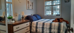 4 habitaciones, escritorio y tabla de planchar con plancha 