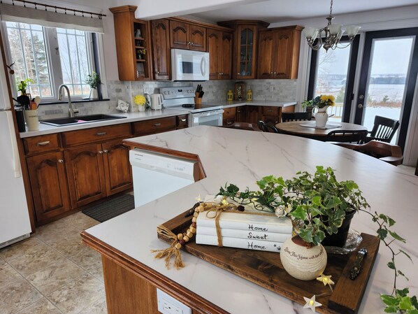 Réfrigérateur, four à micro-ondes, un four, surface de cuisson