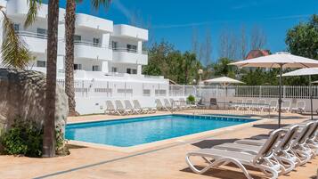 Piscina a l'aire lliure i gandules