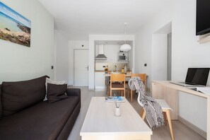 Two-bedroom apartment | Living area | 32-inch flat-screen TV with satellite channels, TV - Apartamentos Olive Beach (Alcúdia)
