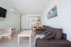 Standard-Apartment, Balkon, Gartenblick | Wohnbereich