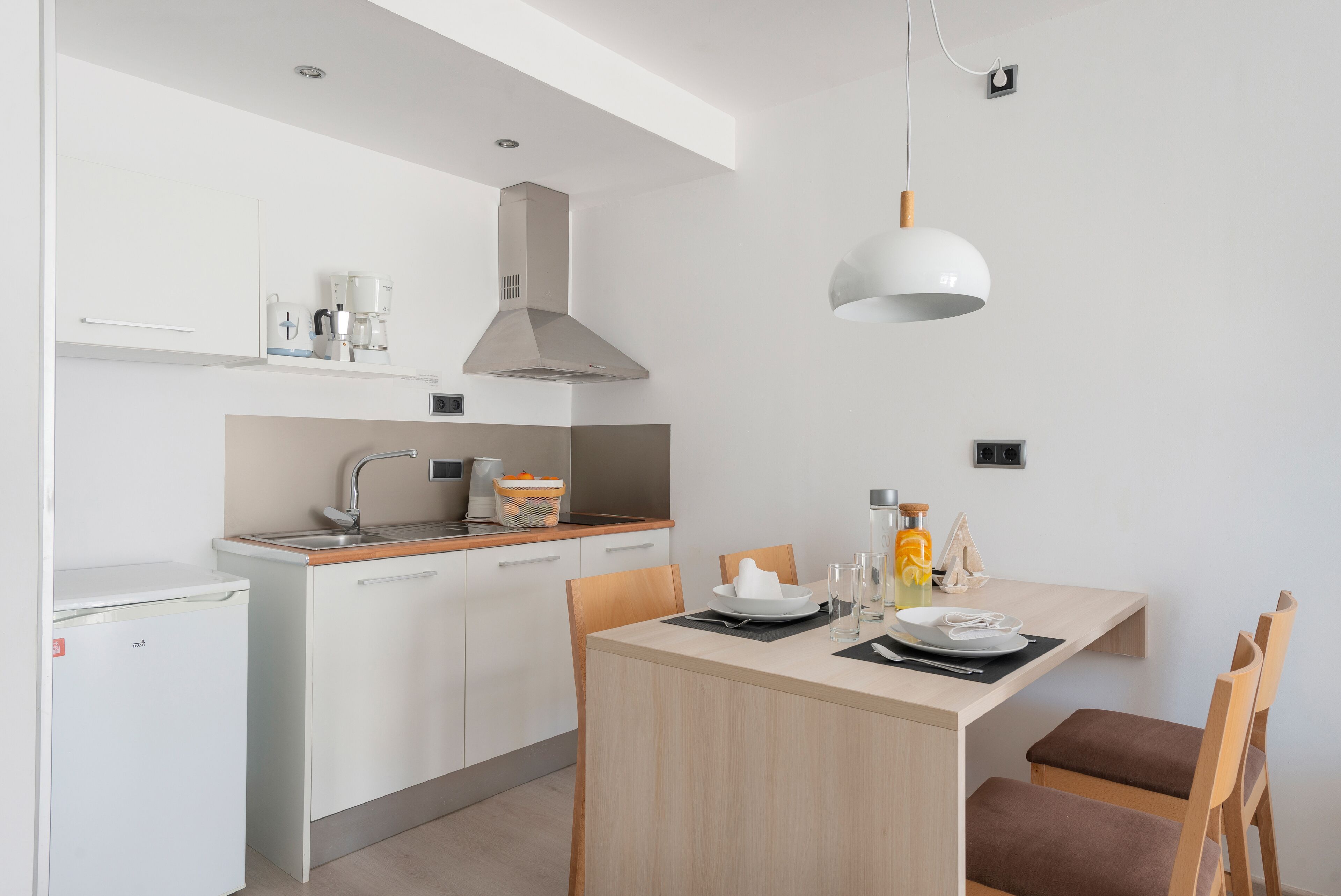 Frigobar, microondas, placa de cocina, cafetera/tetera