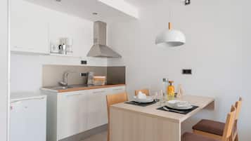 Frigobar, microondas, placa de cocina, cafetera/tetera