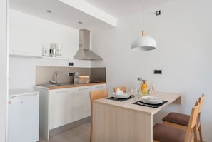 Mini-Kühlschrank, Mikrowelle, Herdplatte